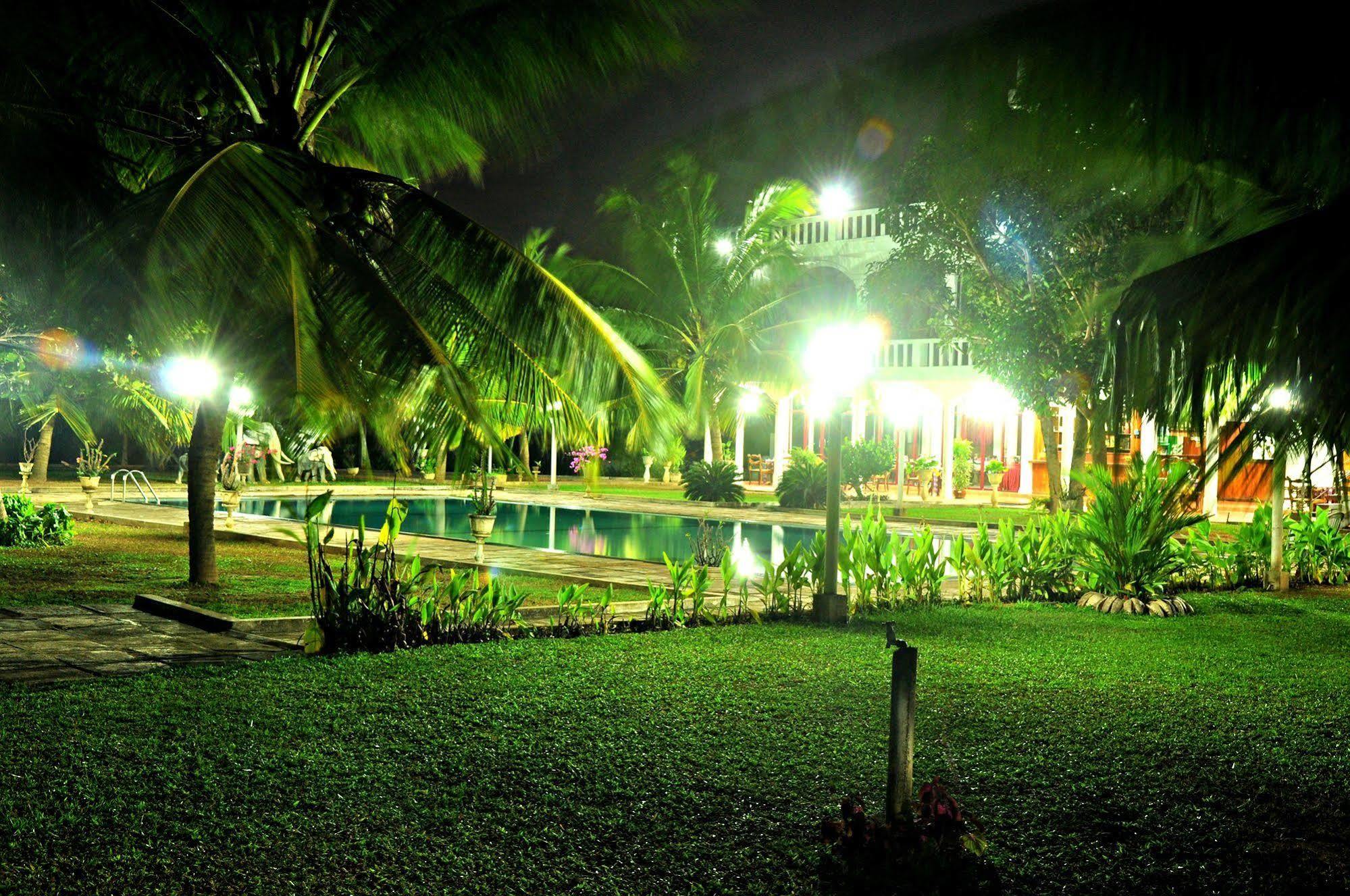 Hotel Lagoon Paradise Negombo Exteriör bild