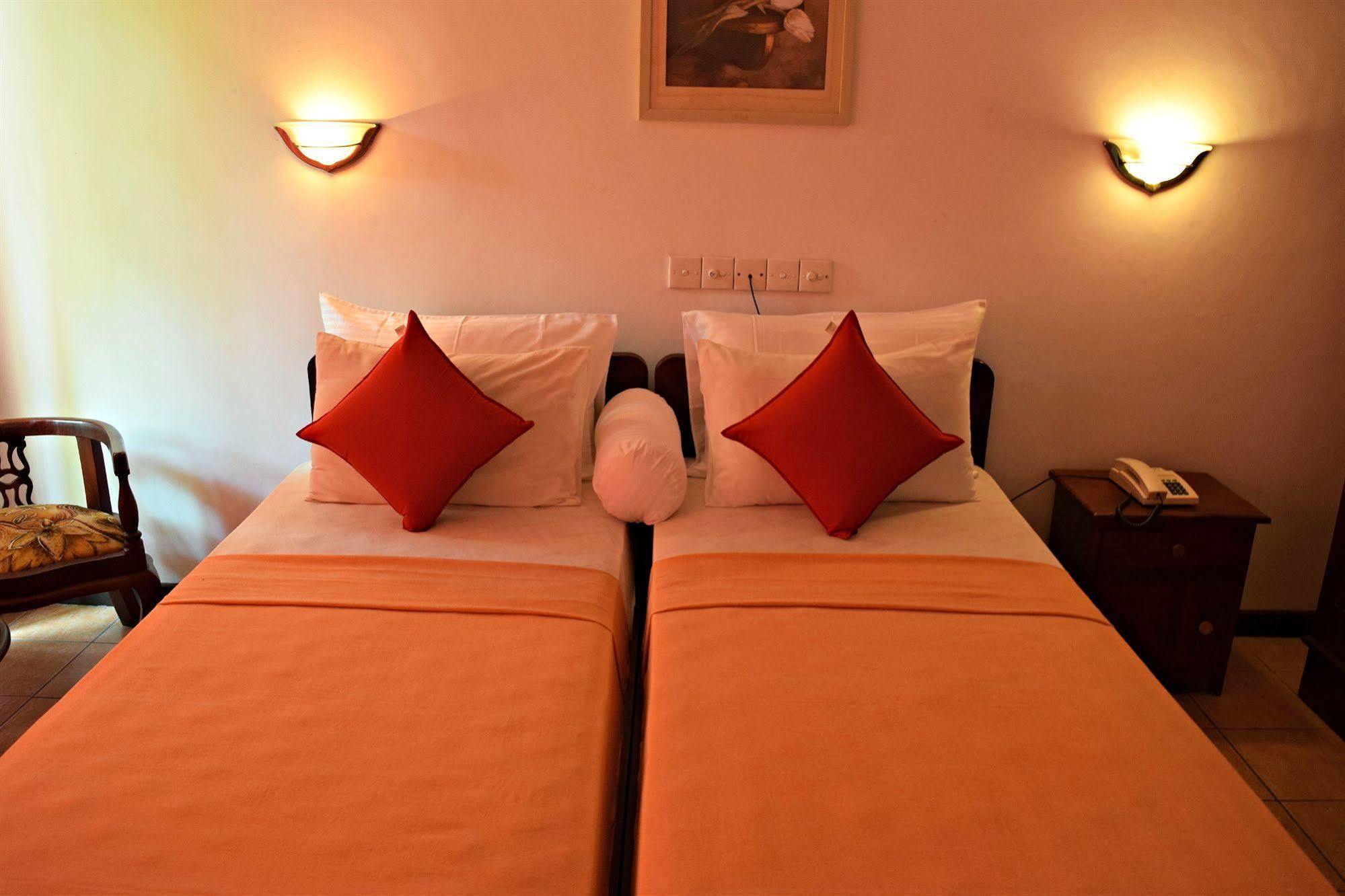 Hotel Lagoon Paradise Negombo Exteriör bild