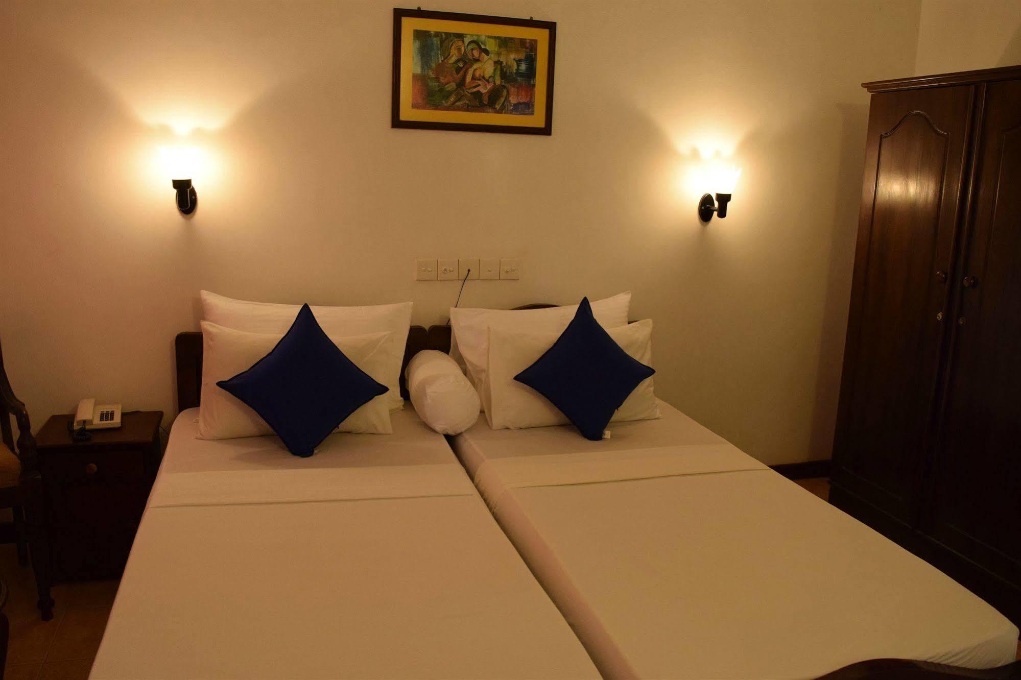 Hotel Lagoon Paradise Negombo Exteriör bild
