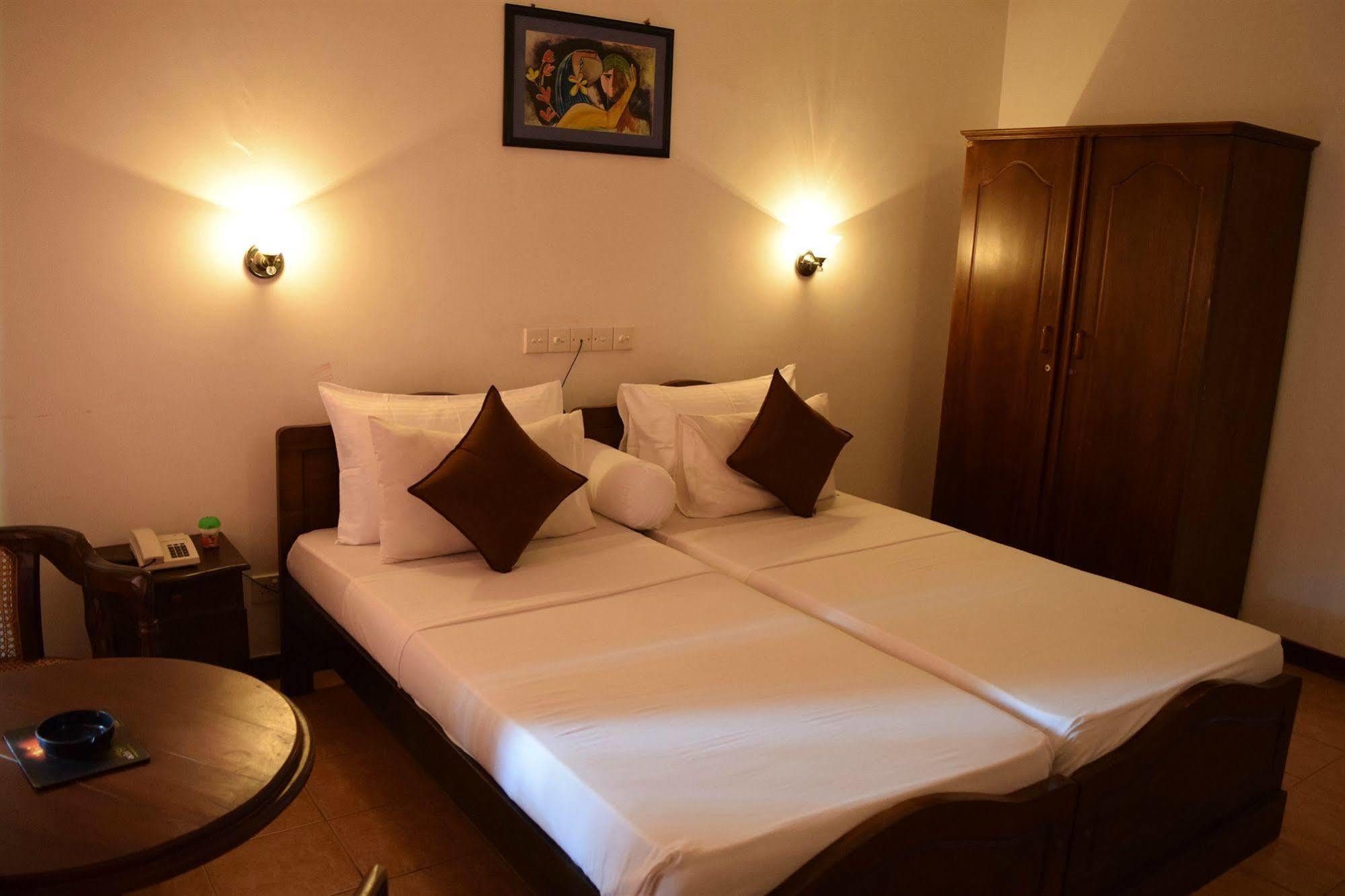 Hotel Lagoon Paradise Negombo Exteriör bild