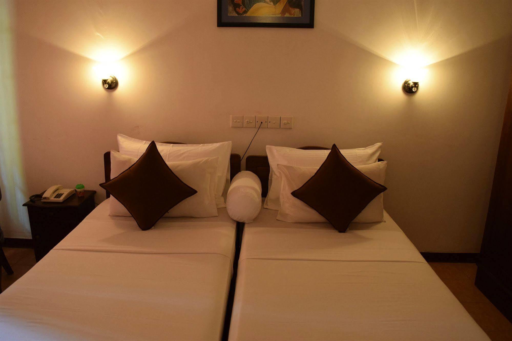 Hotel Lagoon Paradise Negombo Exteriör bild