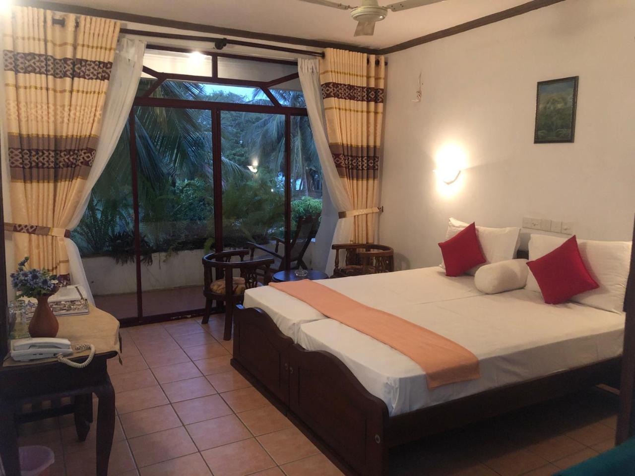 Hotel Lagoon Paradise Negombo Exteriör bild